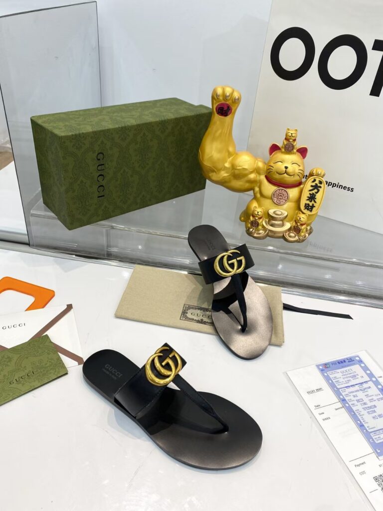Gucci flip flops bee bottom