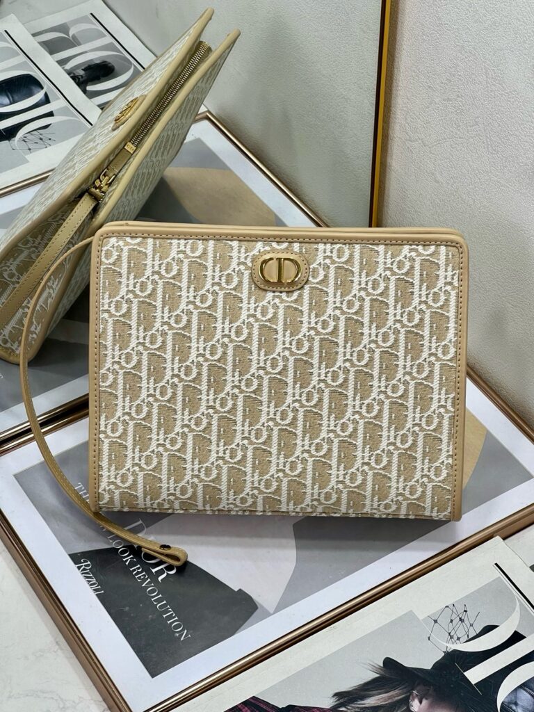 Dior-Oblique-Handbag-Embroidery