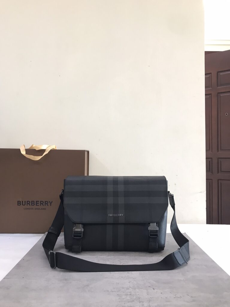 Burberry-Black-Large size-070480