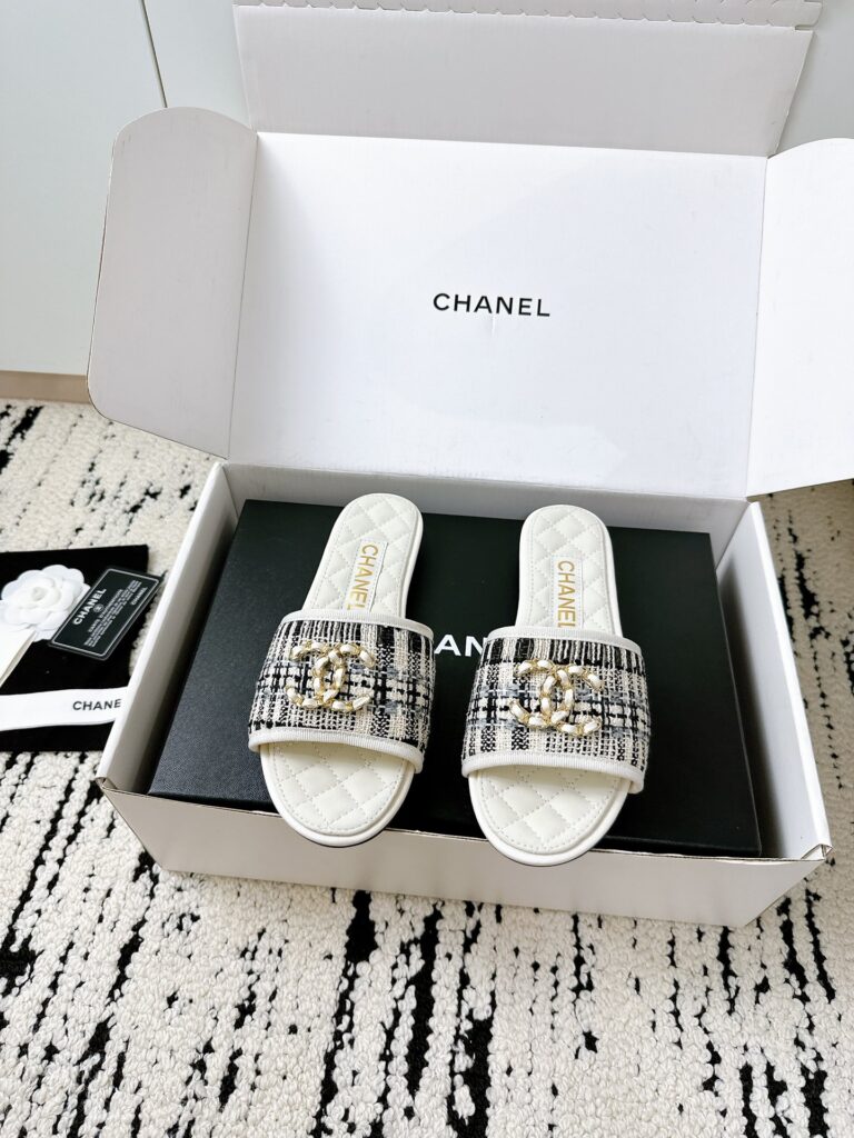 Chanel Woman Flip Flops White&Grey
