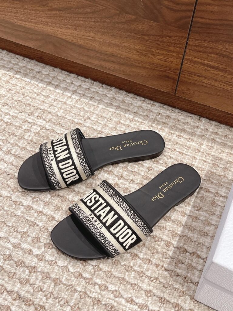 Dior Woman Flip Flops Black（34-43）