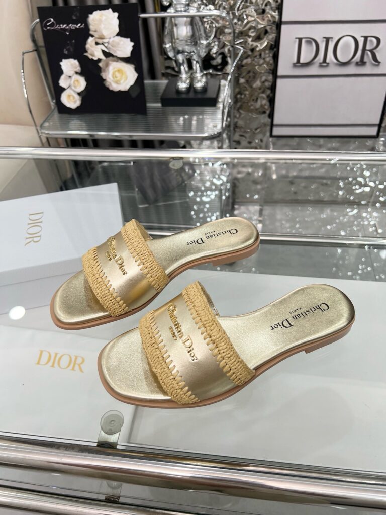 Dior Woman Flip Flops Gold（35-43）