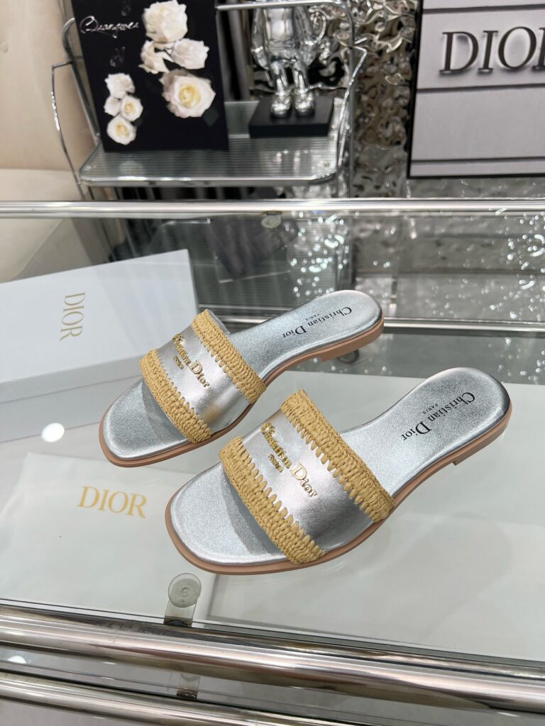 Dior Woman Flip Flops Silver（35-43）