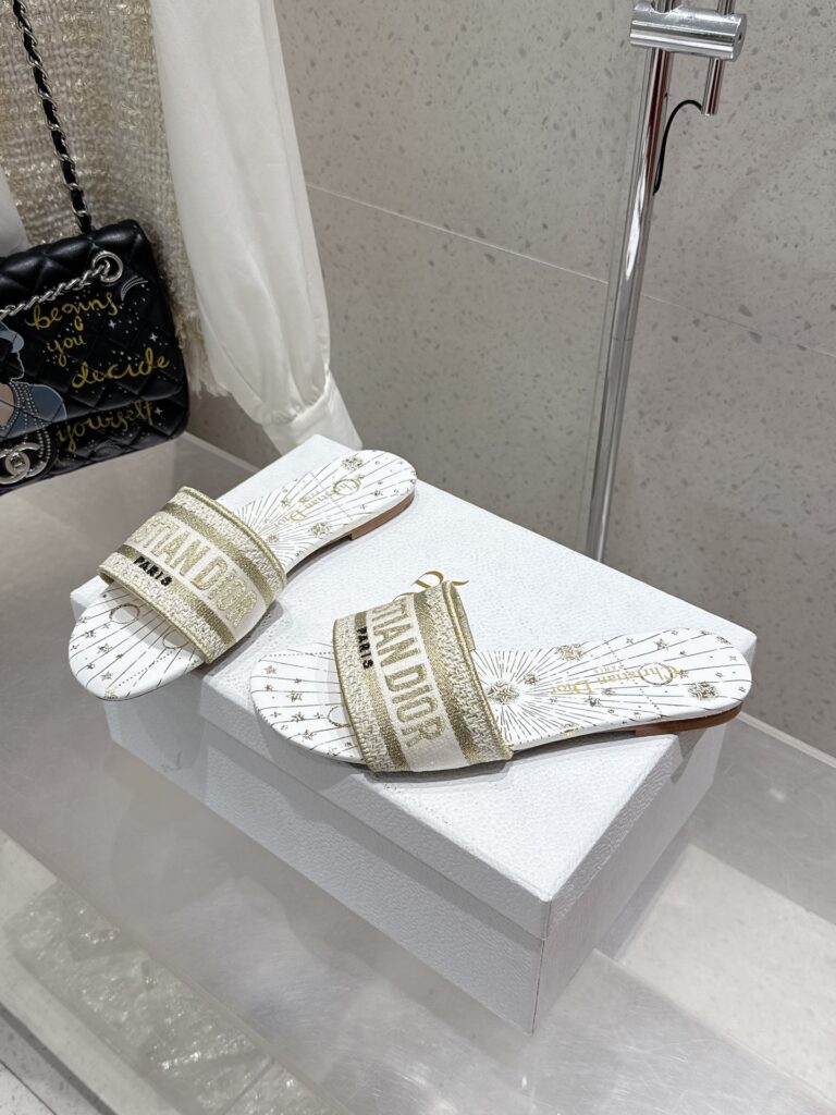 Dior Woman Flip Flops Gold（35-43）
