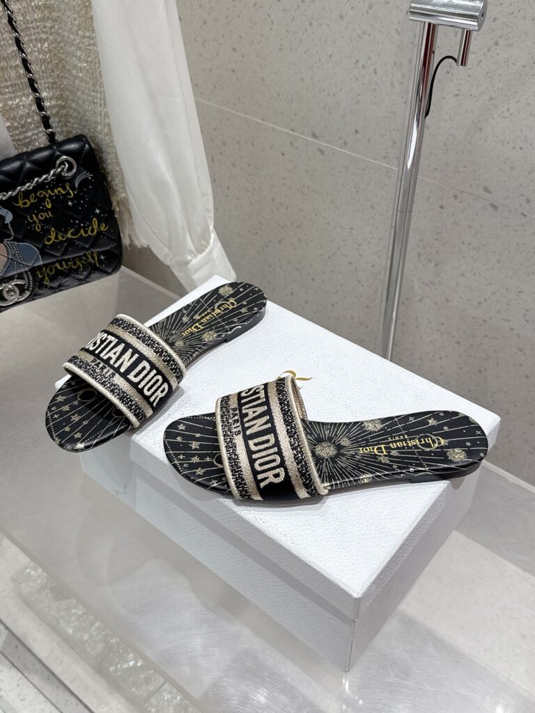 Dior Woman Flip Flops Black（35-43）